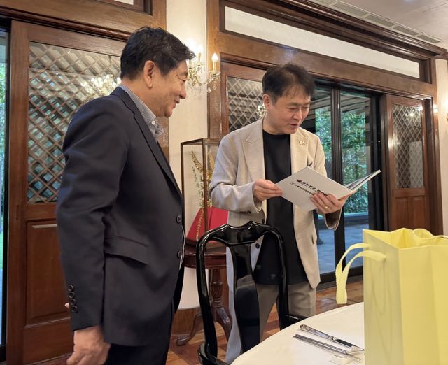 최종필 중부루손한인회장(왼쪽)과 이상화 주필리핀 한국대사