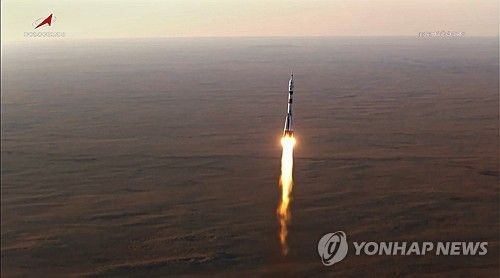 14일(현지시간) 카자흐스탄에 위치한 러시아 임대 바이코누르 우주기지에서 국제우주정거장(ISS)의 새로운 승무원들을 태운 '소유스 MS-29' 우주선을 탑재한 소유스-2.1 로켓이 우주를 향해 솟아오르고 있다. [AP=연합뉴스. 재판매 및 DB 금지]