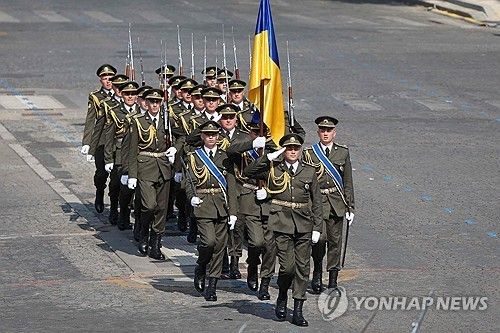 프랑스 혁명기념일 군사 퍼레이드에 참가한 우크라 군인들