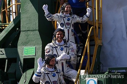 카자흐스탄 바이코누르 우주기지에서 국제우주정거장(ISS) 승무원인 미 항공우주국(NASA) 소속 아닐 메논 우주비행사와 러시아 연방우주공사(로스코스모스) 소속 우주인 표트르 두브로프, 안나 키키나가 발사를 앞두고 '소유스 MS-29' 우주선에 탑승하고 있다. [EPA=연합뉴스. 재판매 및 DB 금지]