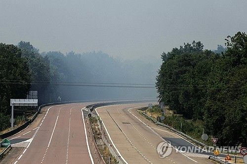퐁텐블로 숲 화재로 일부 구간 양방향 통행이 통제된 6번 고속도로