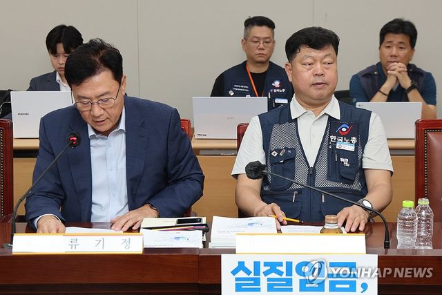 류기정 사용자위원 발언 듣는 류기섭 근로자위원