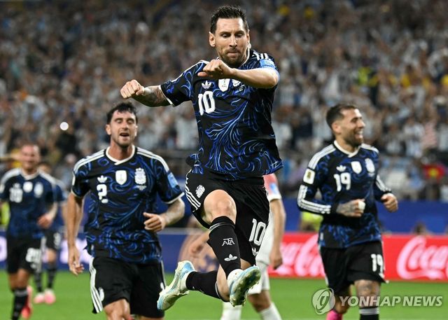 짙은 남색 원정 유니폼을 착용한 '축구의 신' 리오넬 메시와 아르헨티나 대표팀 선수들