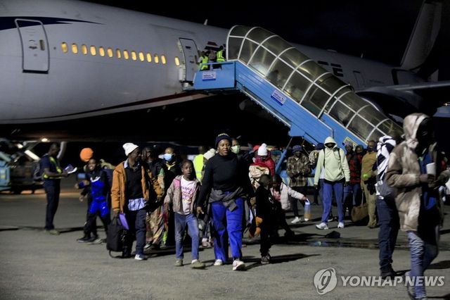 지난 9일(현지시간) 나이지리아 라고스 공항에 남아프리카공화국을 떠나온 나이지리아인들이 내리고 있다. [EPA=연합뉴스 자료사진. 재판매 및 DB 금지]