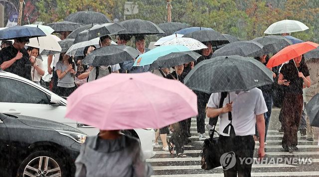 더운 날씨 속 다시 장맛비... 험난한 퇴근길