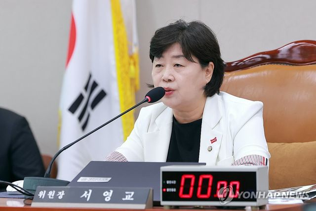 '형사소송법 개정' 피해자 보호 방안 관련 질의하는 서영교 법사위원장