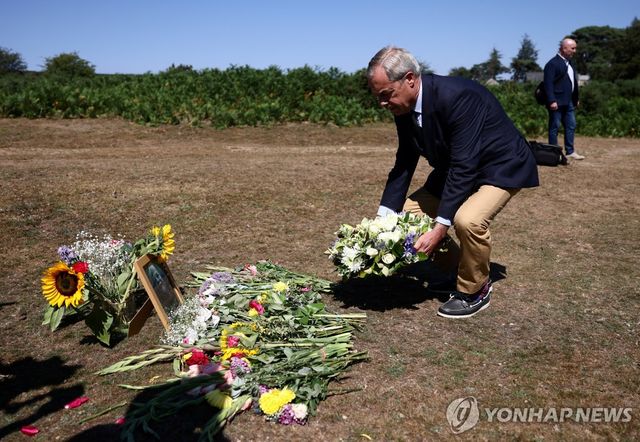 살해당한 원로 정치인 추모하는 패라지 대표