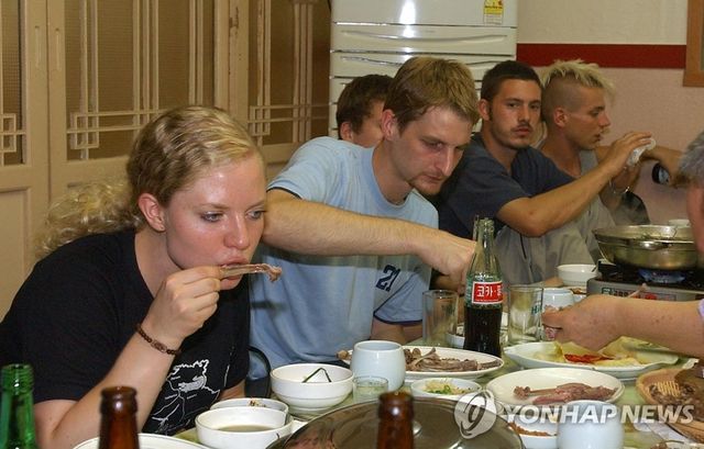 개고기 맛 보는 백인들