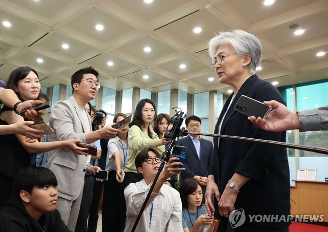 취재진 질문에 답하는 강경화 주미대사