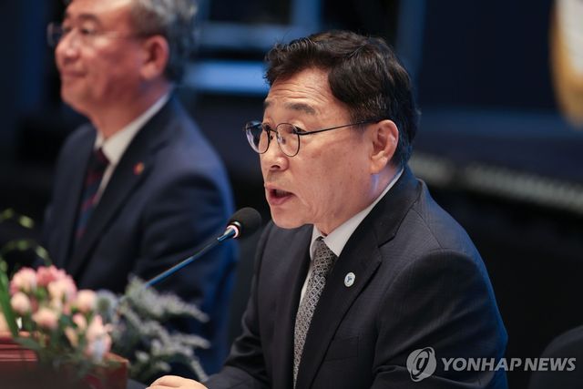 제108회 대한민국교육감협의회 총회에서 발언하는 정근식 서울교육감