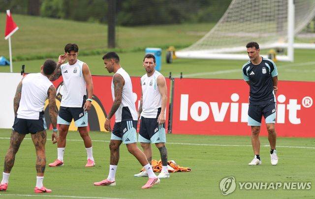 선수들의 훈련을 지켜보는 리오넬 스칼로니 감독