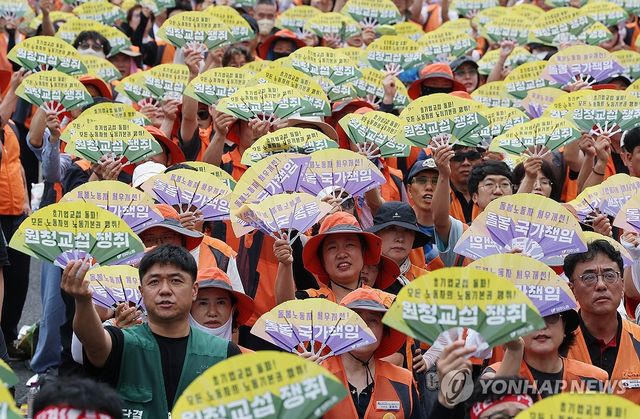 부채 들고 구호 외치는 민주노총 조합원들