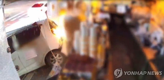 카페로 돌진하는 A씨의 승용차
