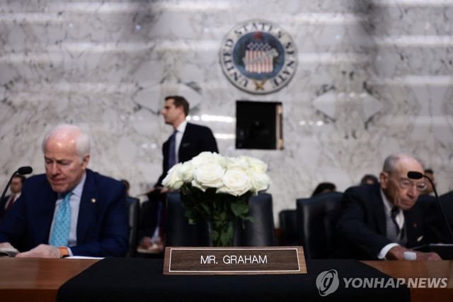 그레이엄 의원 자리의 꽃다발