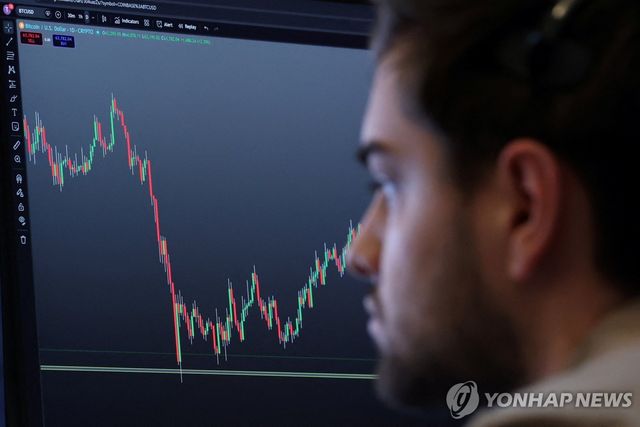 뉴욕증권거래소에서 모니터를 주시하는 선물·옵션 트레이더