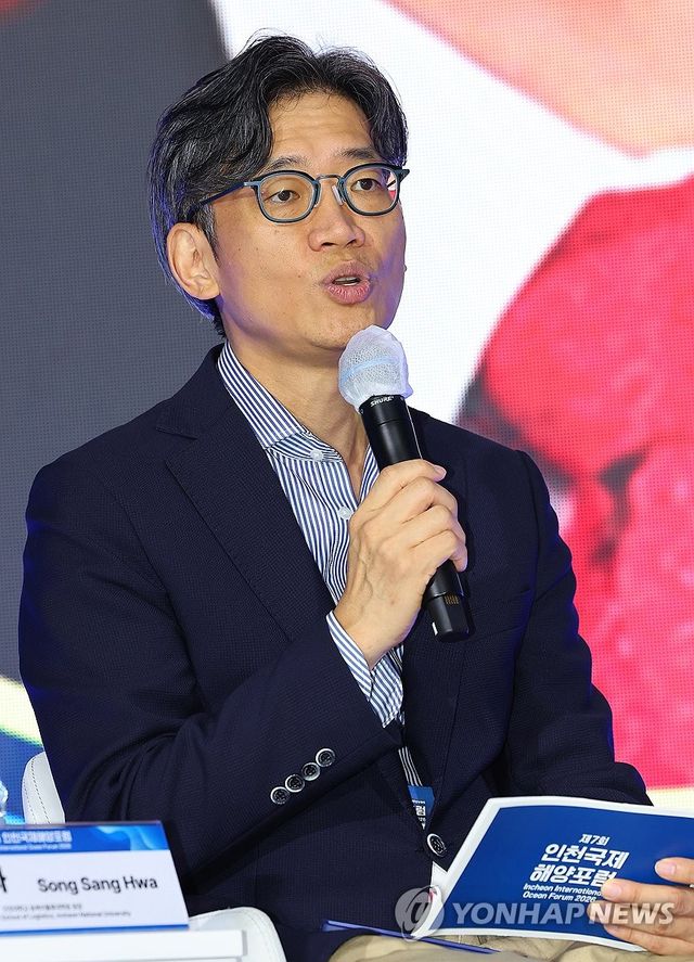종합토론 진행하는 송상화 인천대 동북아물류대학원 원장