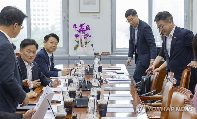 윤호중 행정안전부 장관, 국회 행안위 당정 참석