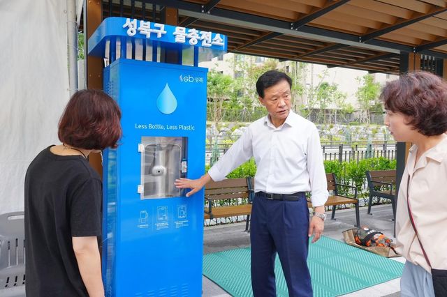 '성북구 물 충전소' 사용 방법을 안내하는 이승로 성북구청장