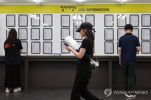 고용률 석달째 하락…청년층 고용부진 계속