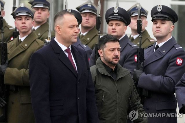 볼로디미르 젤렌스키 우크라이나 대통령(오른쪽), 카롤 나브로츠키 폴란드 대통령