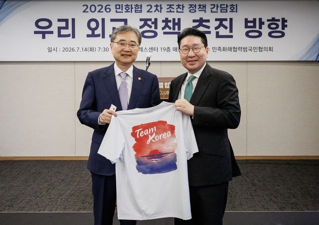 조현(왼쪽) 외교부 장관과 이상현 아시안게임 선수 단장.