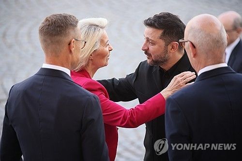14일 프랑스 혁명 기념일에 파리에서 만난 폰데어라이엔 EU 집행위원장과 젤렌스키 우크라이나 대통령 [AP=연합뉴스. 재판매 및 DB 금지] 