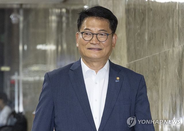 민주당 의원 총회 입장하는 송영길 의원