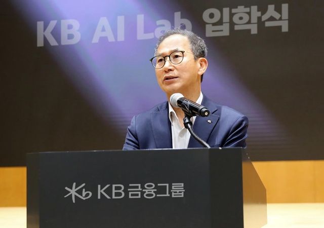 양종희 KB금융그룹 회장이 지난 14일 서울 여의도 KB국민은행 신관에서 열린 '2026년 상반기 그룹 인공지능(AI)·데이터 혁신 세미나'에서 인사말을 하고 있다. [KB금융 제공]