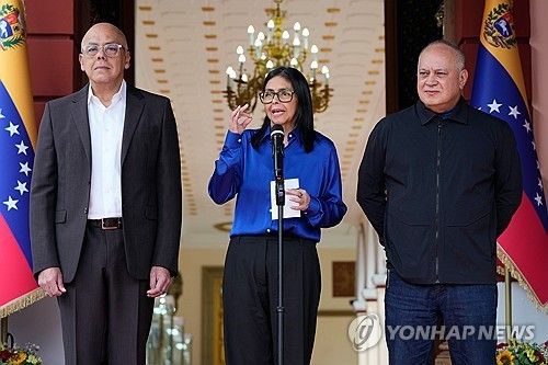베네수엘라 삼두정치. 호르헤 로드리게스(좌), 델시 로드리게스, 디오스다도 카베요