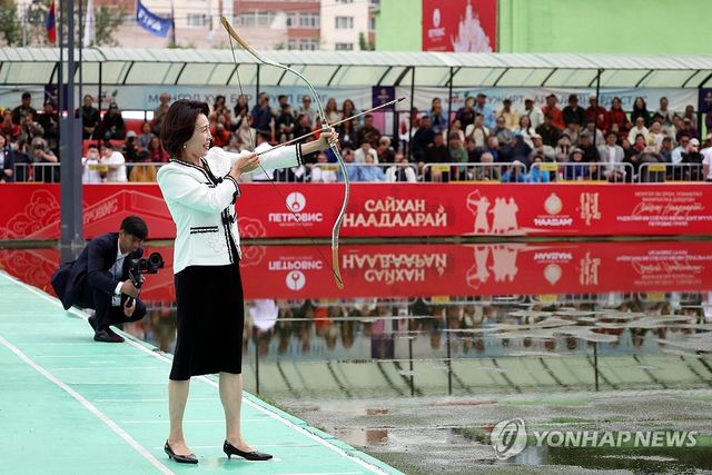 몽골 전통 활 쏘는 김혜경 여사