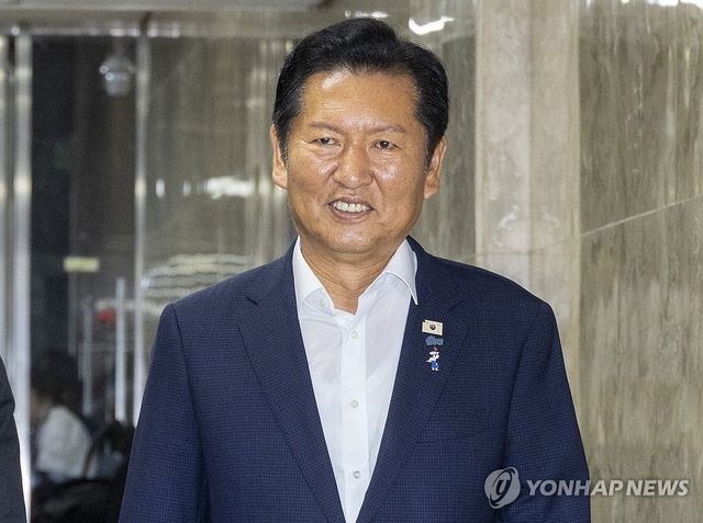 민주당 의원 총회 입장하는 정청래 전 대표