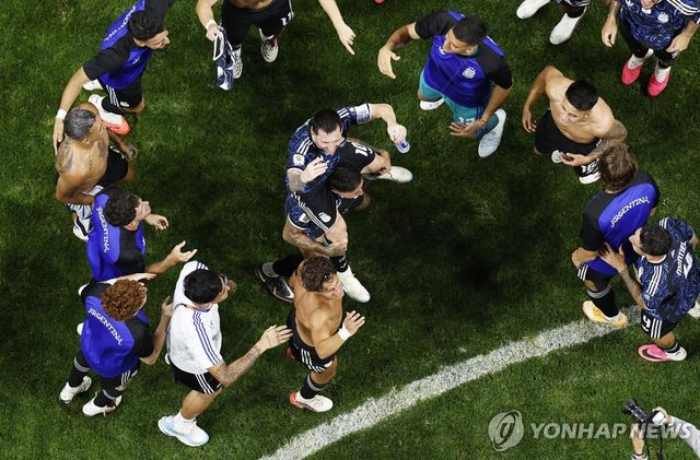메시와 기뻐하는 아르헨티나 선수들