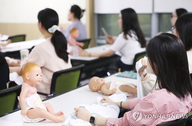 임산부 대상 영유아 건강증진 프로그램 모습 [연합뉴스 자료사진] *기사와 직접적인 관련 없음