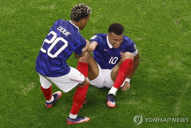 킬리안 음바페 일으켜 세우는 데지레 두에