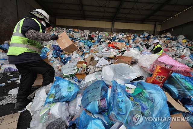 서울 도봉구 재활용 선별장에 쓰레기들이 쌓여있다. [연합뉴스 자료사진]