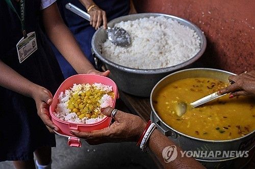 급식받는 인도 서벵골주 초등학생 