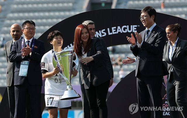 내고향 김경영 바라보는 최휘영 장관