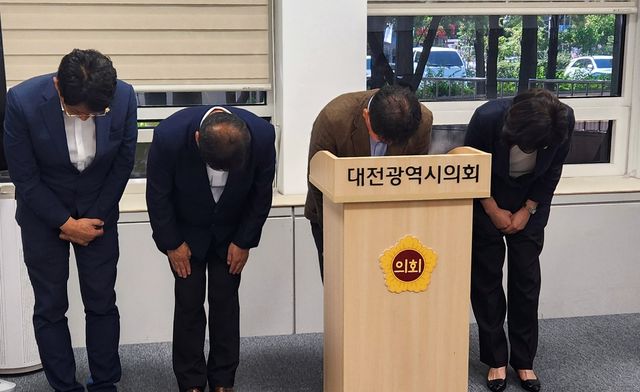 '원구성 난항' 주민에게 사과하는 국민의힘 대전 동구의원들