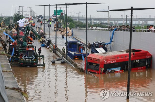 인명 수색위해 배수작업 진행되는 궁평2지하차도