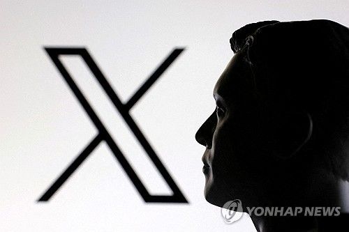일론 머스크의 미니어처 모델과 소셜미디어 X 로고 [로이터 연합뉴스 자료사진. 재판매 및 DB 금지] 
