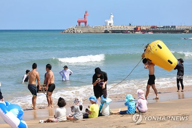 폭염 속 해수욕장 부표 설치