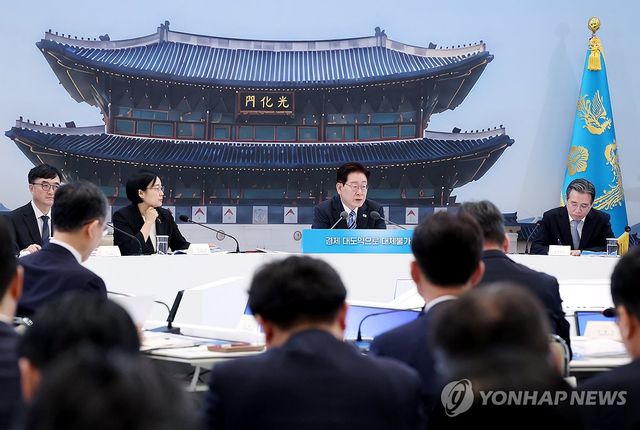 청와대에서 부처 업무보고 주재하는 이재명 대통령