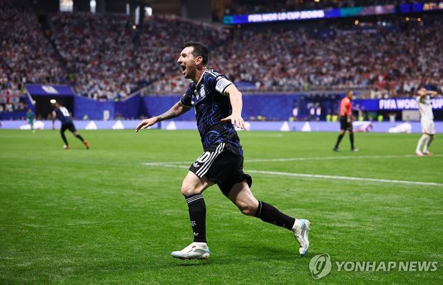 승리에 기뻐하는 메시