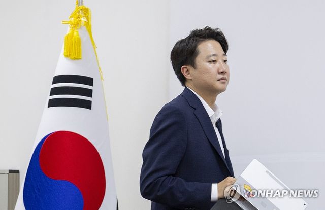 최고위원회의 입장하는 이준석 대표