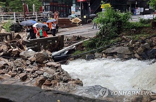 폭우로 불어난 계룡산 계곡물