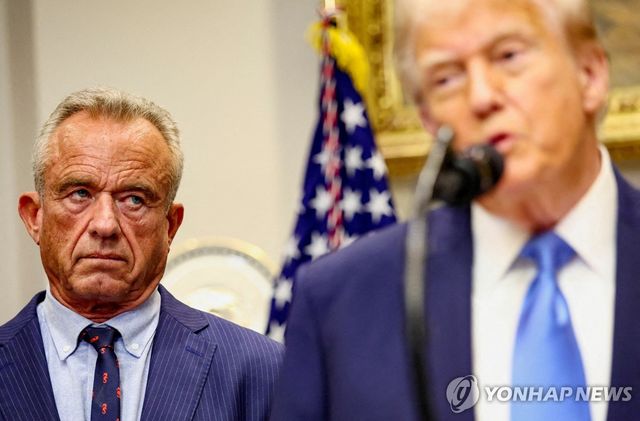 로버트 케네디 주니어 미 보건복지부 장관(좌)