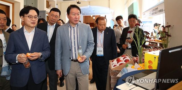 귀농·귀촌 청년기업 부스 관람하는 김정관-최태원