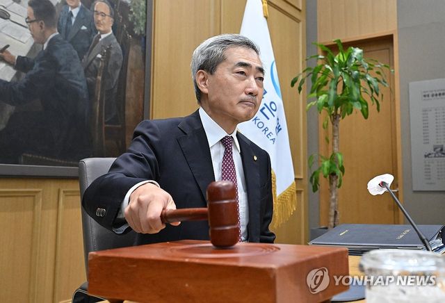의사봉 두드리는 신현송 한국은행 총재