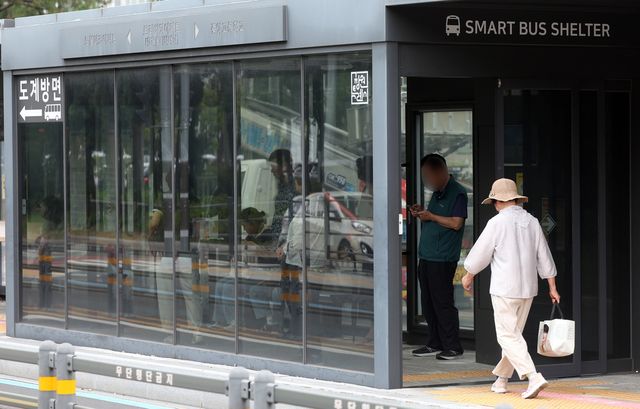 냉방시설 갖춰진 BRT 정류장에서 버스 기다리는 시민들