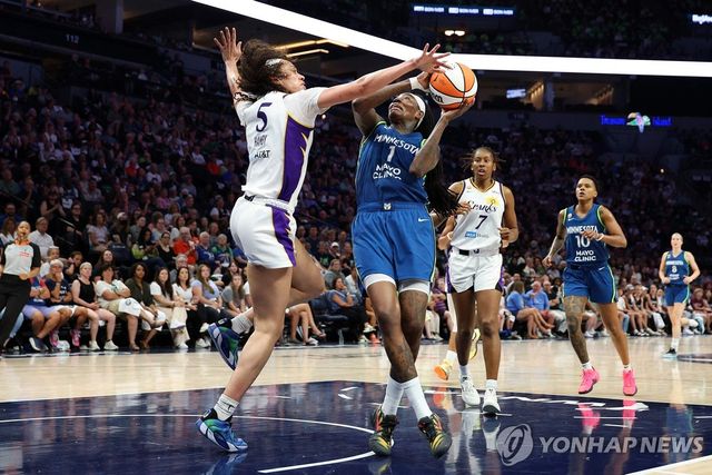 WNBA LA 스파크스와 미네소타 링크스의 경기 